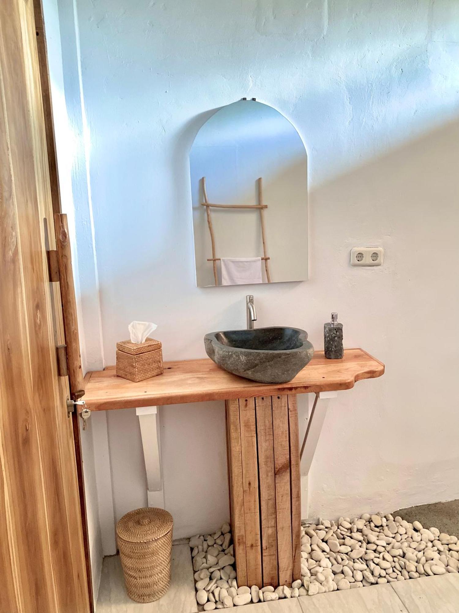 Ripbowl Guest House Selong Belanak Luaran gambar